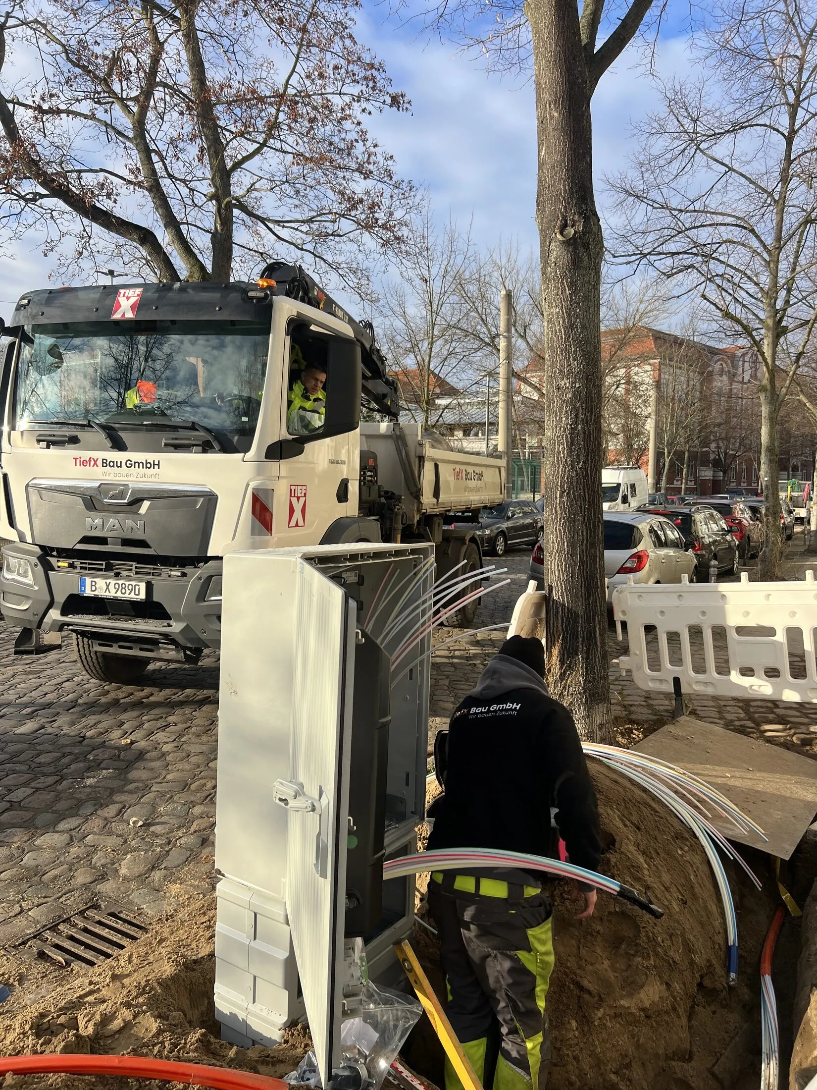 Glasfaser-Hausanschluss: Speedpipes werden an einem Wohngebäude in Berlin ins Haus geführt